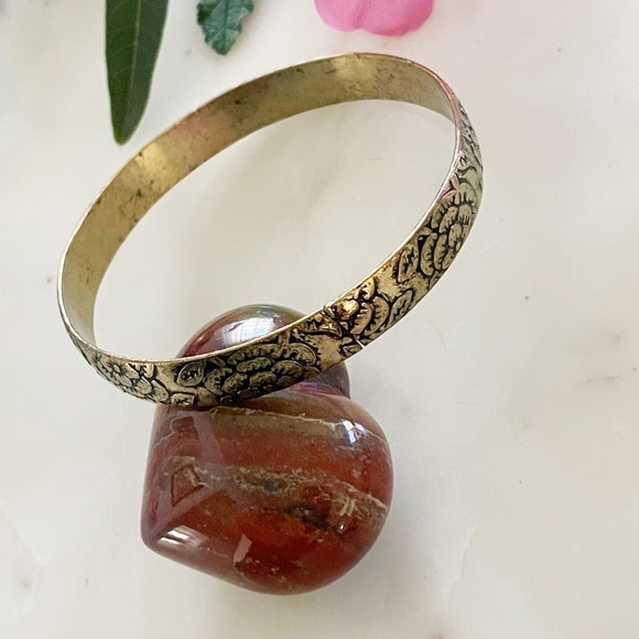 Indian Engraved Floral Brass Bangle Bracelet, Vintage 1970s - Picture 3 of 9